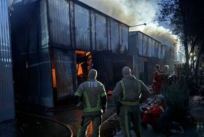 حریق گسترده در جاده مخصوص کرج؛ ۳ سوله در آتش سوخت و انبار مواد شیمیایی در آستانه حریق قرار گرفت