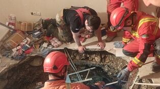 نجات چهار نفر از گودال پس از فروکش کردن کف ساختمان در بهارستان