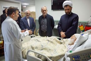 پزشکیان از آیت‌الله نوری همدانی عیادت و برای ایشان آرزوی شفای عاجل کرد