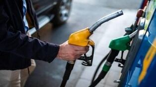 بنزین ۱۰ هزار تومانی واقعیت دارد؟ آخرین جزئیات از شایعات افزایش قیمت، تغییر سهمیه و موضع دولت