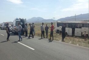 ۱۱ مصدوم در حادثه برخورد اتوبوس با نیوجرسی در محور بجنورد ـ آشخانه