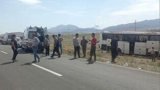 ۱۱ مصدوم در حادثه برخورد اتوبوس با نیوجرسی در محور بجنورد ـ آشخانه