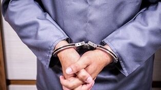 دستگیری سارق مأورنما در تهران؛ کشف سلاح قلابی و کارت بسیج جعلی