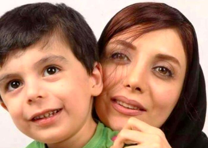 رویا میرعلمی در کنار پسرش