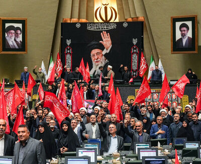 ایستادگی در برابر زیاده‌خواهی آمریکا؛ بازگشت پرشور نمایندگان به صحن علنی مجلس